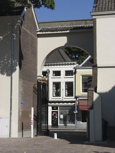906037 Gezicht op de toegangspoort naar het centrale plein van de onlangs gerenoveerde Universiteitsbibliotheek Utrecht ...